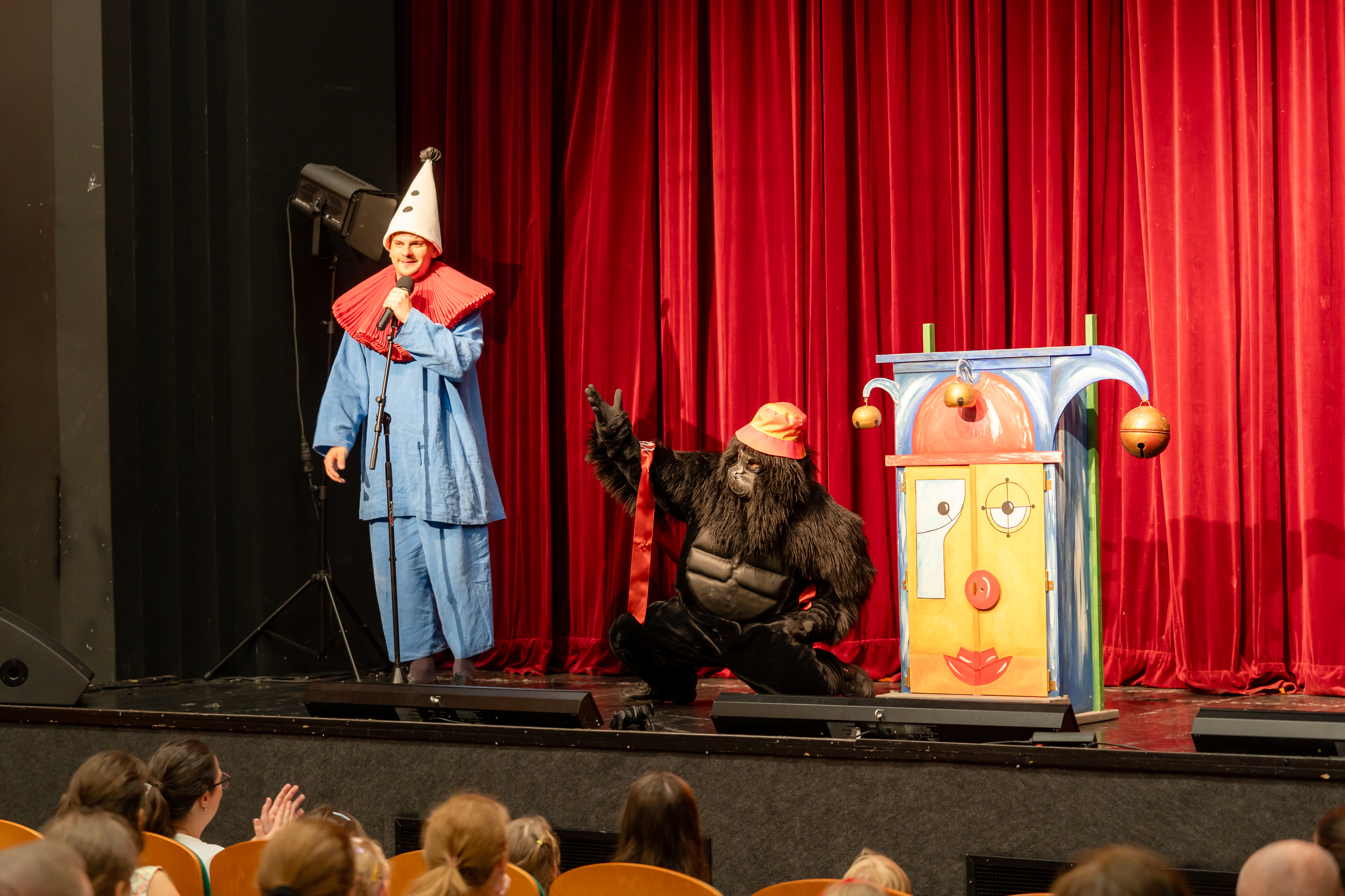 Medzinarodneho festivalu babkoveho divadla VIRVAR-8